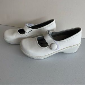 Klogs Ashley White Leather Healthcare Slip Resistant Lightweight Velcro Clogs